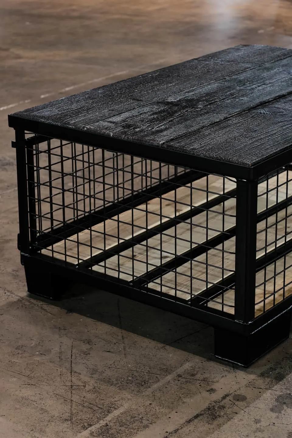 Lounge — tiefe Gitterbox-Sitzeinheit mit dunkler Holzplatte